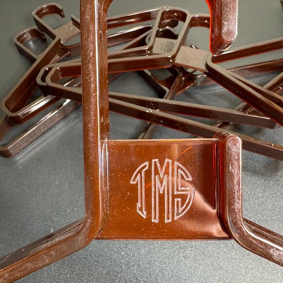 Set of 7 Vintage Lucite Monogrammed Hangers - Picture 3 of 8